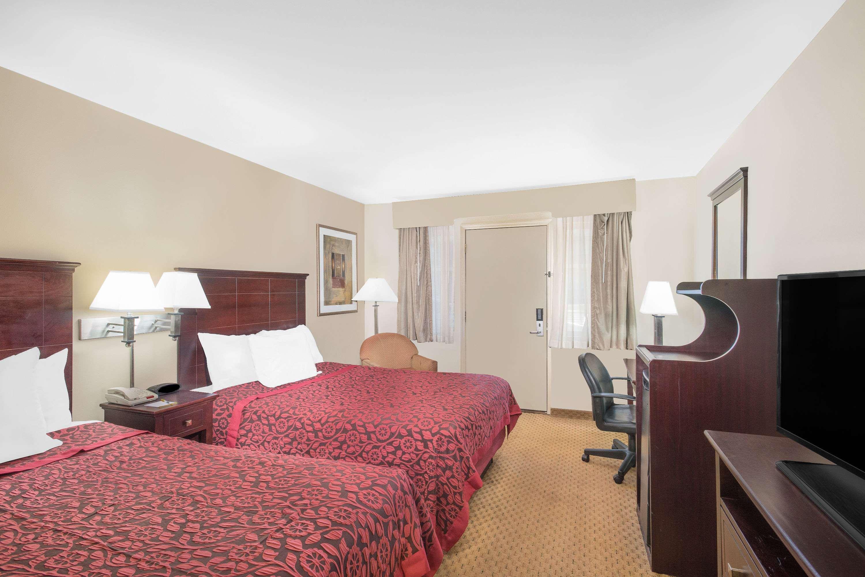 Days Inn By Wyndham Springfield/Phil.Intl Airport Екстериор снимка