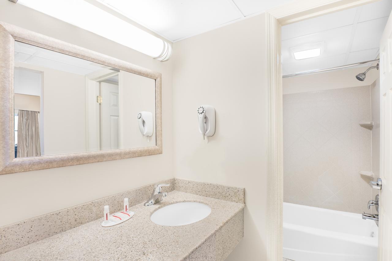 Days Inn By Wyndham Springfield/Phil.Intl Airport Екстериор снимка